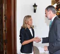 Su Majestad el Rey recibe el saludo de la embajadora de España en la República de Costa Rica, María Cristina Pérez